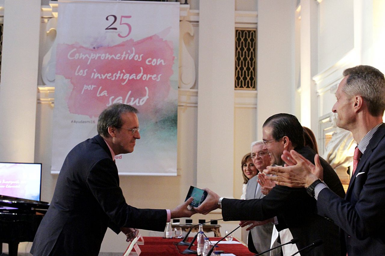 El doctor Antonio Rodríguez Ariza recoge su galardón por su investigación clínica en cáncer colorrectal.