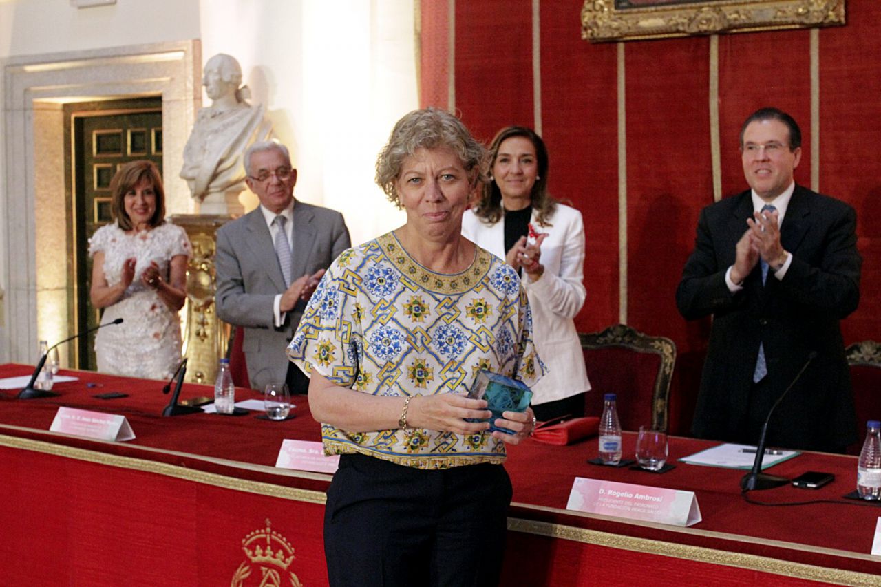 La doctora Enriqueta Felip Font recoge su galardón por su investigación clínica en cáncer de pulmón.