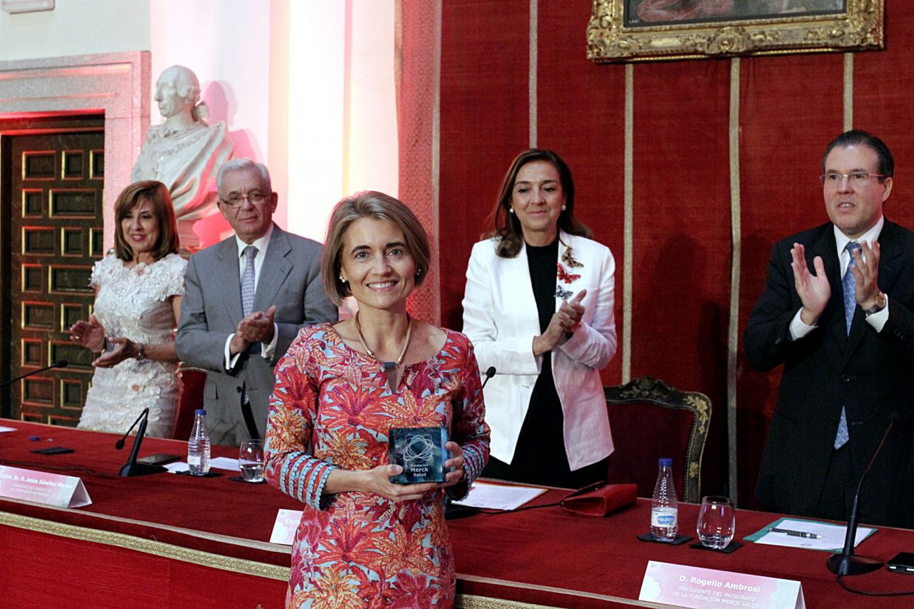 La doctora Cristina Azcona San Julián recoge su galardón  por su investigación en endocrinología pediátrica.