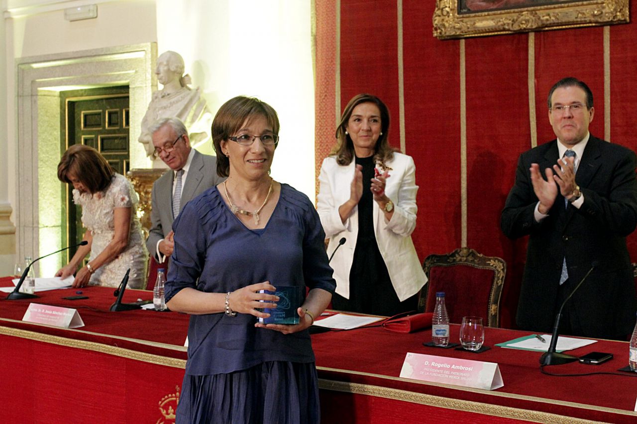 La doctora Mireia Martín Satué recoge su galardón por su investigación clínica en fertilidad.