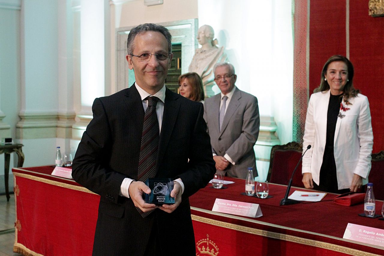 El doctor Manuel Comabella recoge su galardón por  su investigación clínica en esclerosis múltipe.