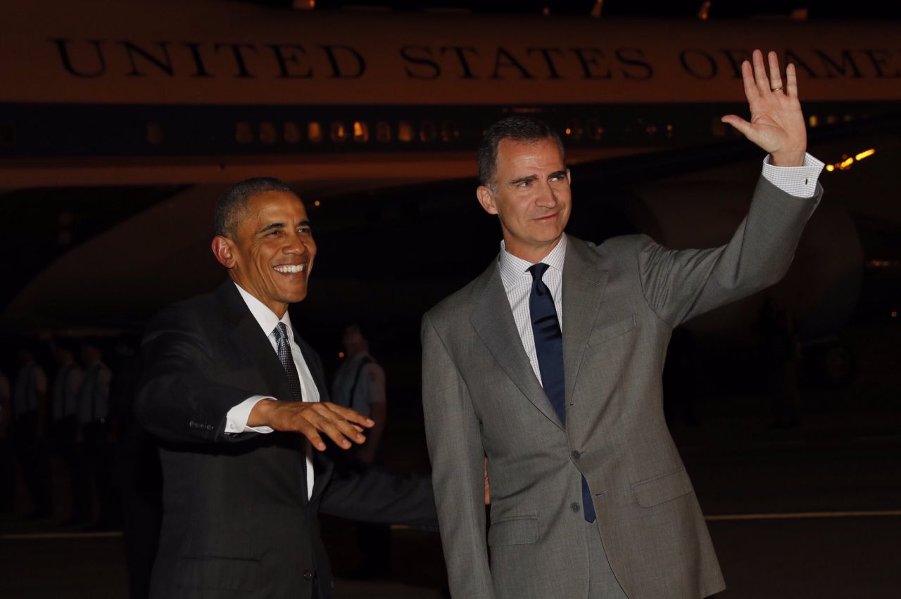 Felipe VI recibe a Barack Obama en la base de Torrejón