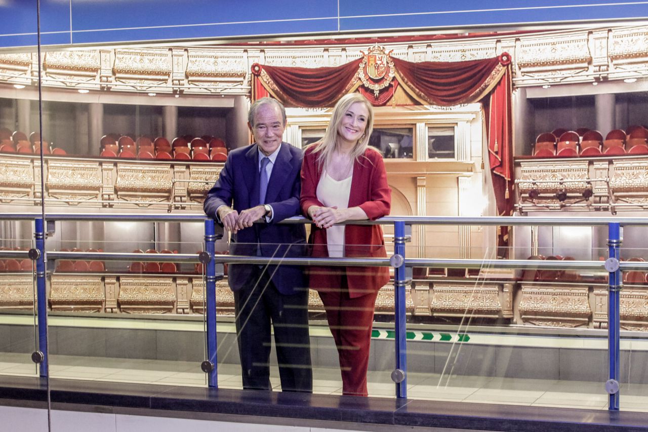 Cristina Cifuentes junto a Gregorio Marañón en la inauguración de la nueva decoración de Metro de Ópera.