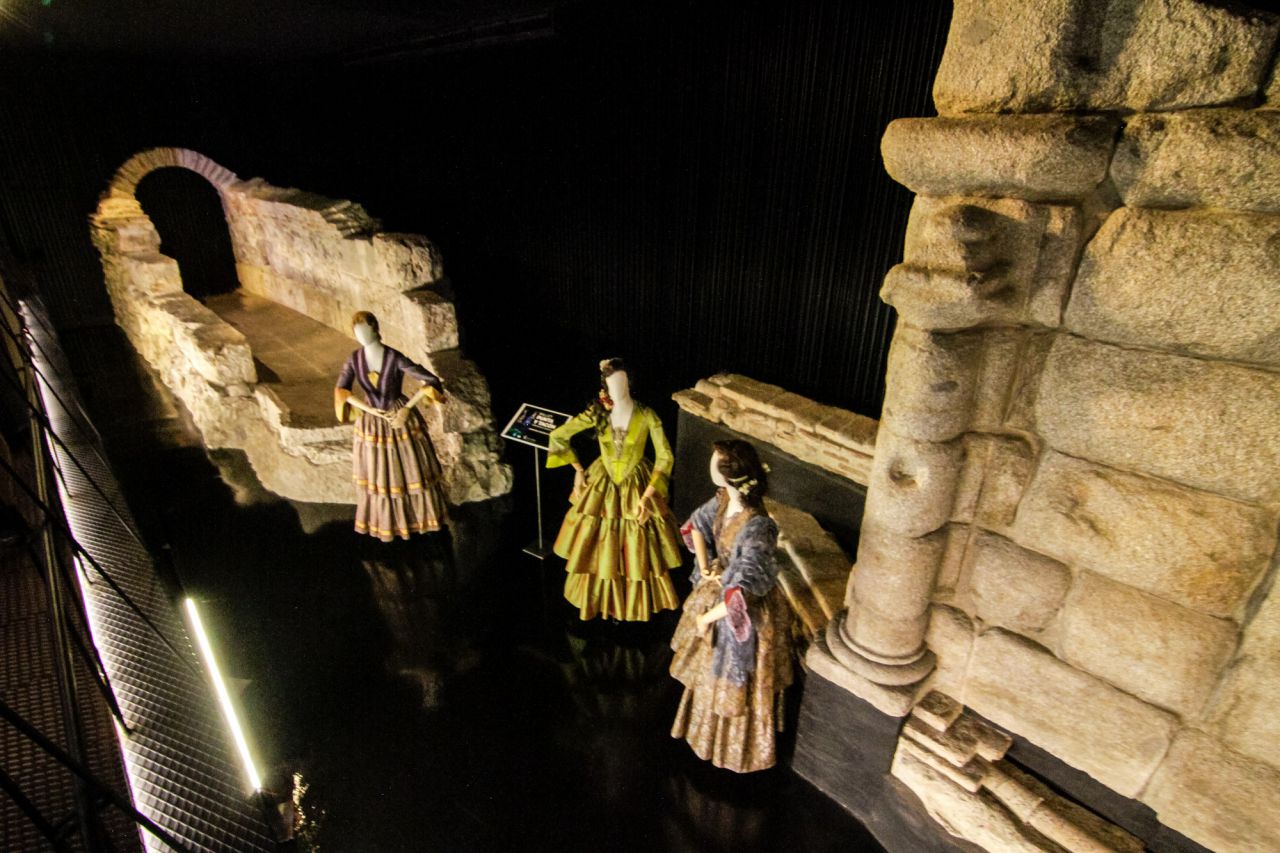 Decoración en la estación de Metro de Ópera por el 200 aniversario del Teatro Real.
