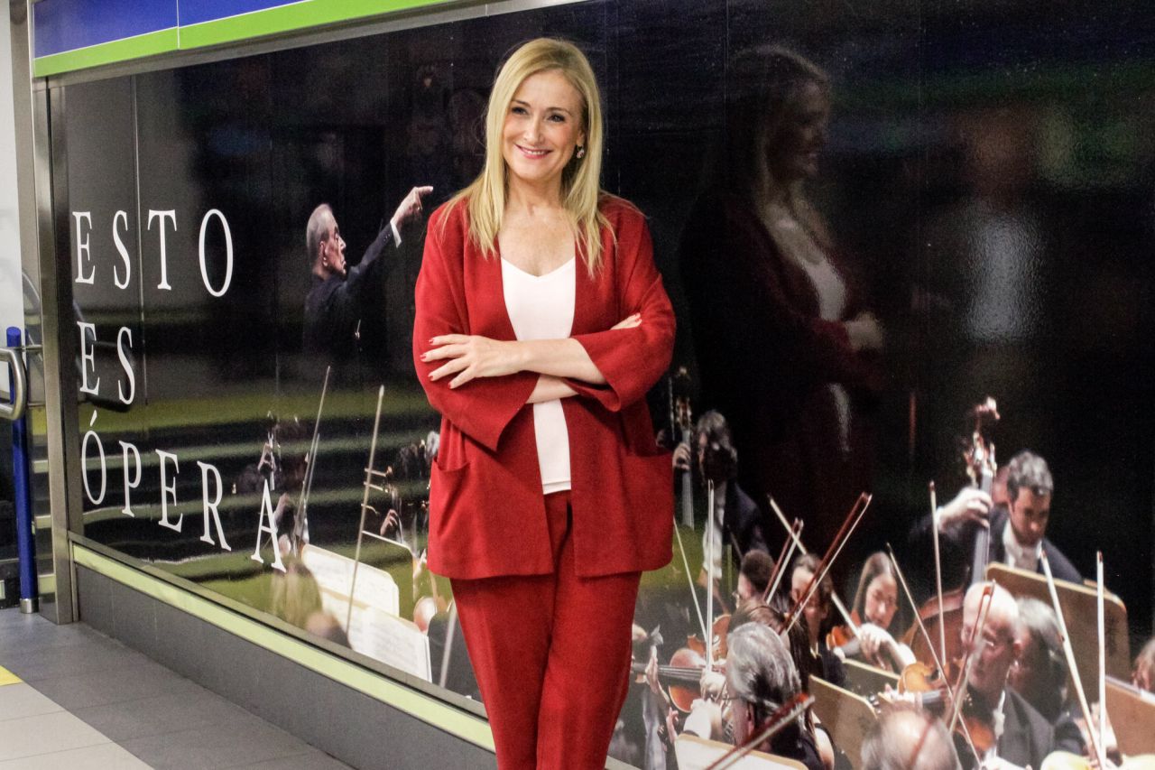 Cristina Cifuentes durante la inauguración de la nueva decoración de Metro de Ópera.