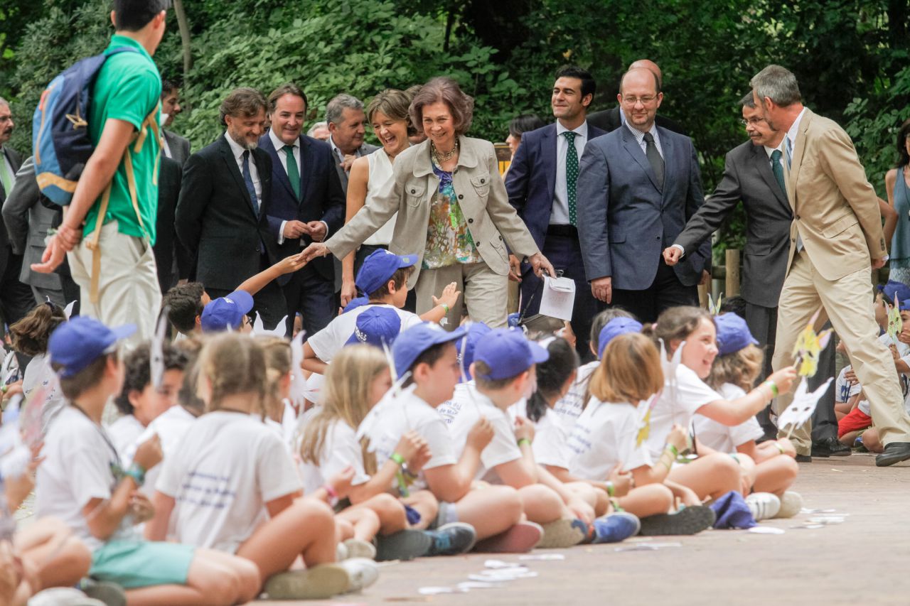 La reina Sofía saluda a los niños que esperaban ver a los linces.