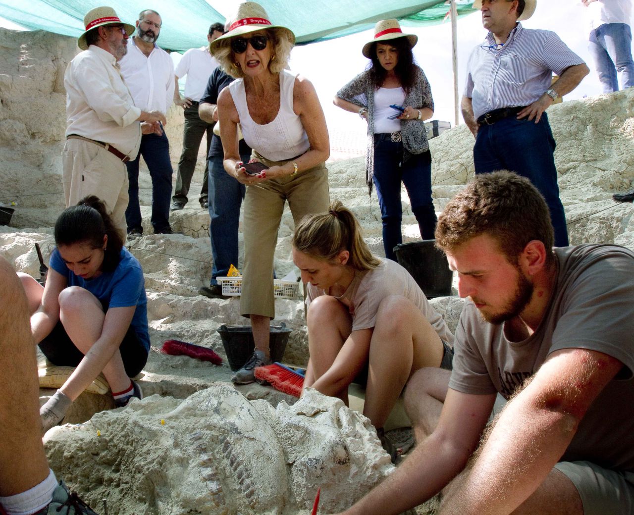 Paloma Sobrini visitando las excavaciones