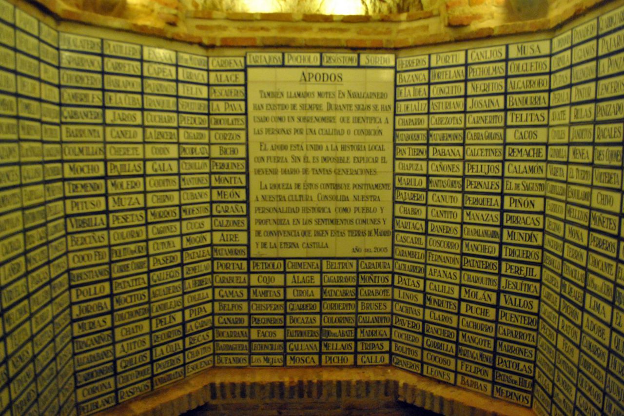 Azulejos con motes locales en las Cuevas del Concejo