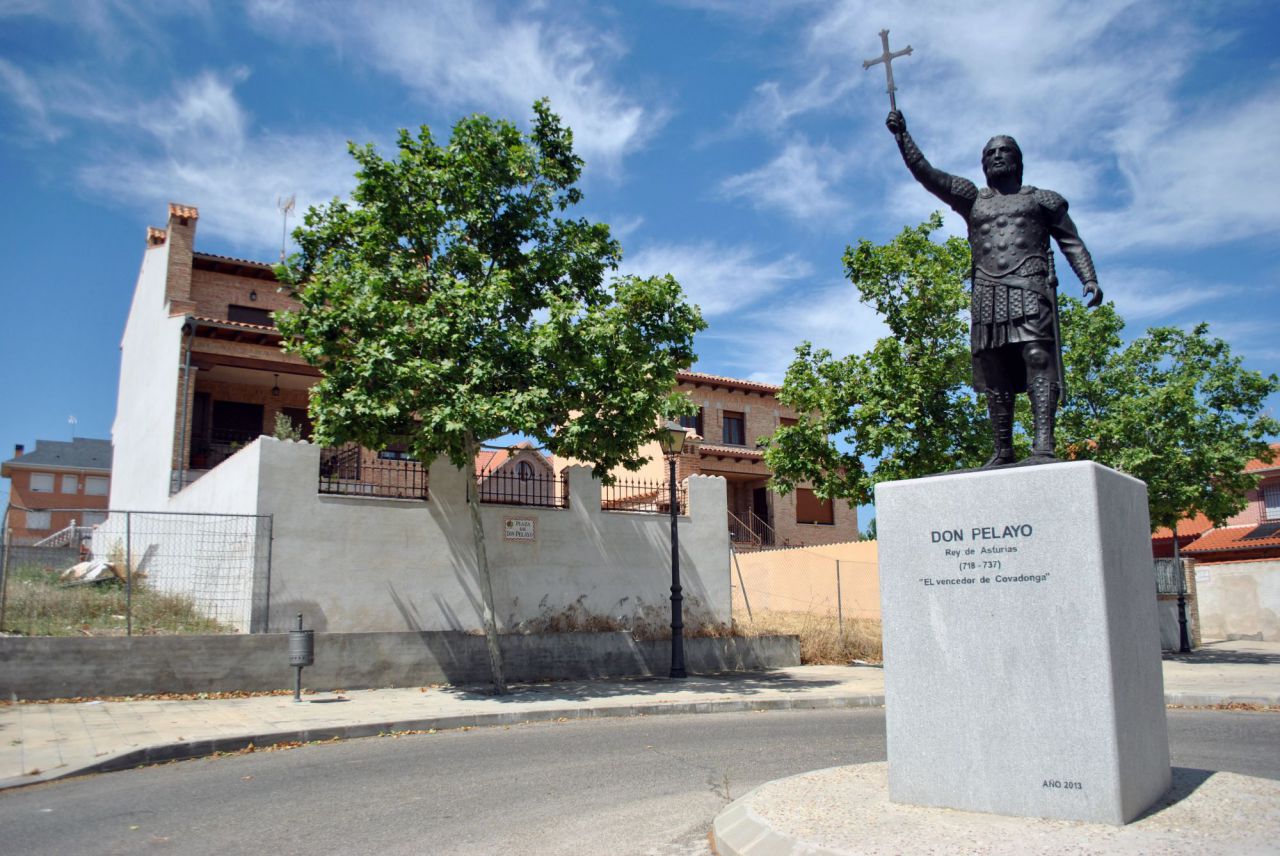 Estatua de Don Pelayo, en una calle cortada