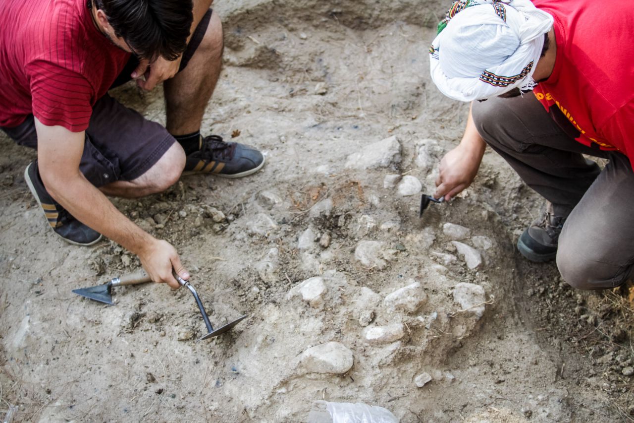 Dos técnicos excavan en piedra.