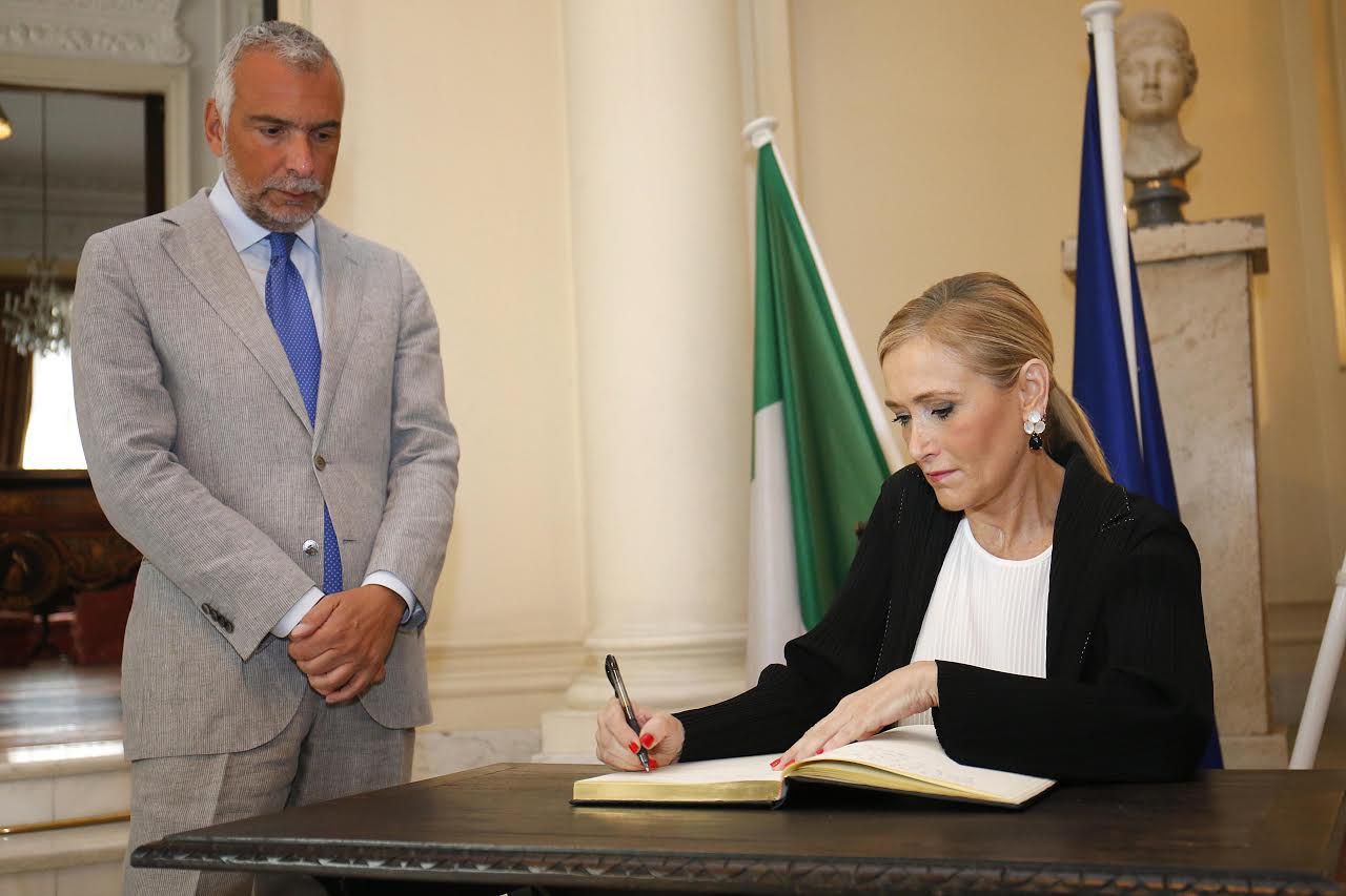 Cifuentes firmando el libro de condolencias de la Embajada de Italia.