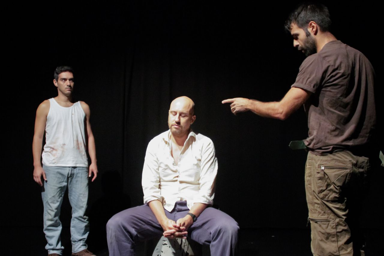 Arpillera Teatro lleva a escena la obra de Ilan Hatsor 'Masked' donde los actores Pedro Santos, Carlos Jiménez y Antonio Lafuente representa a unos palestinos durante la primera intifada.