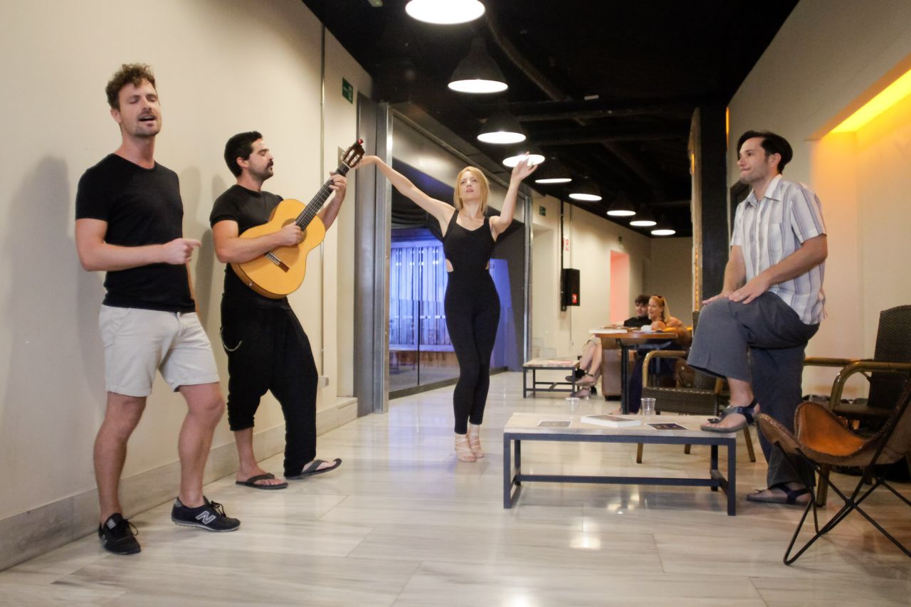En 'Backstage' se podrá ver a los actores Alina Nastase, Asier Iturriaga, Alfonso Bergara y Trigo Gómez como un grupo de música que está apunto de dar su último concierto.