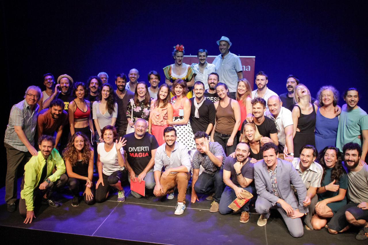 Foto de familia de los actores de las obras de la temorada 2016-17 d elos teatros Luchana.