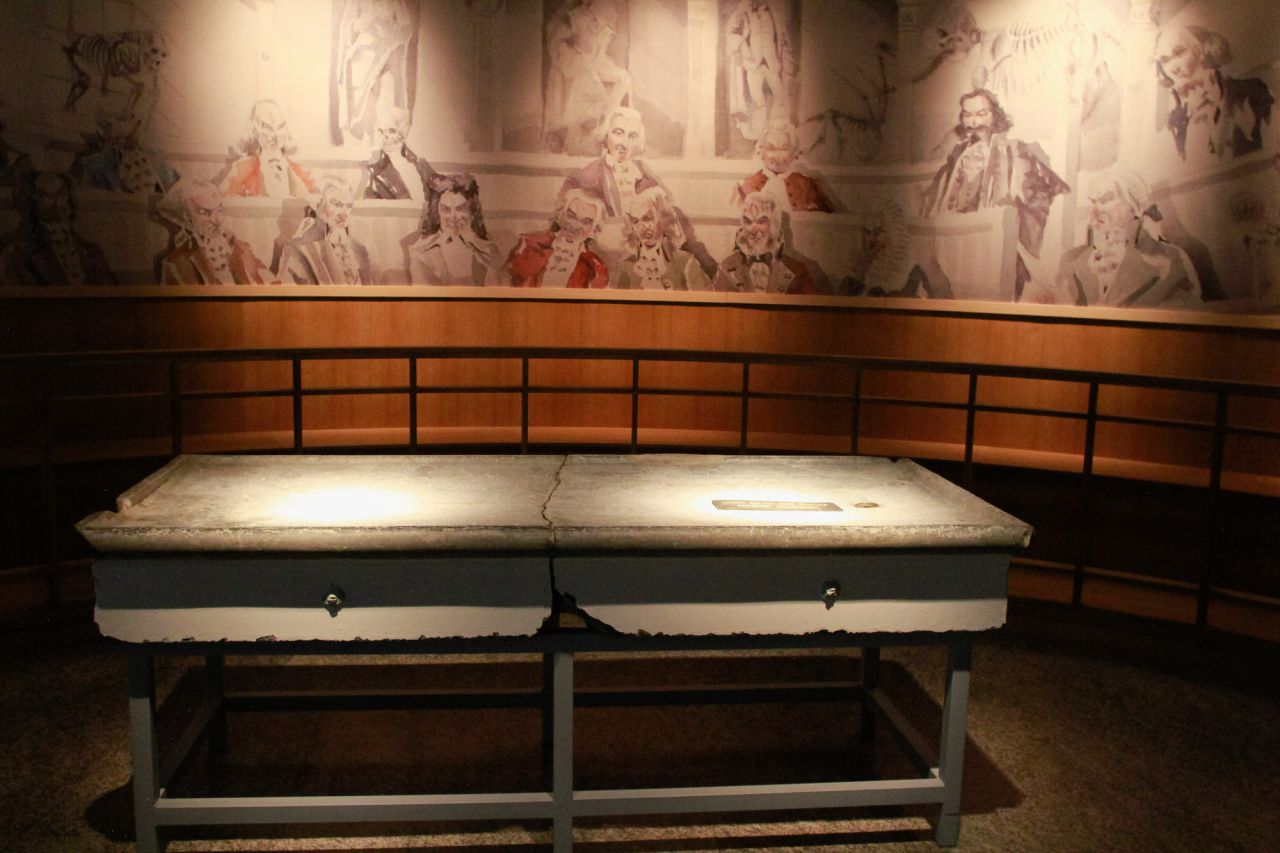 Mesa de disección del profesor Martínez del s XVIII.