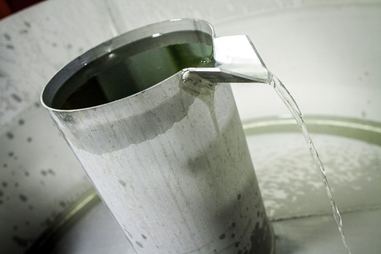 Tras la destilación se obtiene la esencia, que es un aceite, y agua que tendrá que ser decantado para separarlos.