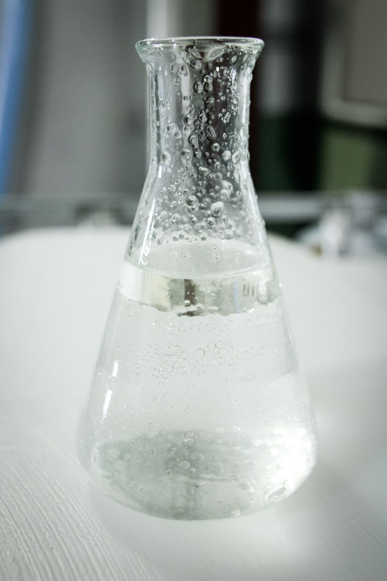 En la imagen se puede observar cómo al tener diferente densidad la esencia se queda arriba y el agua abajo.