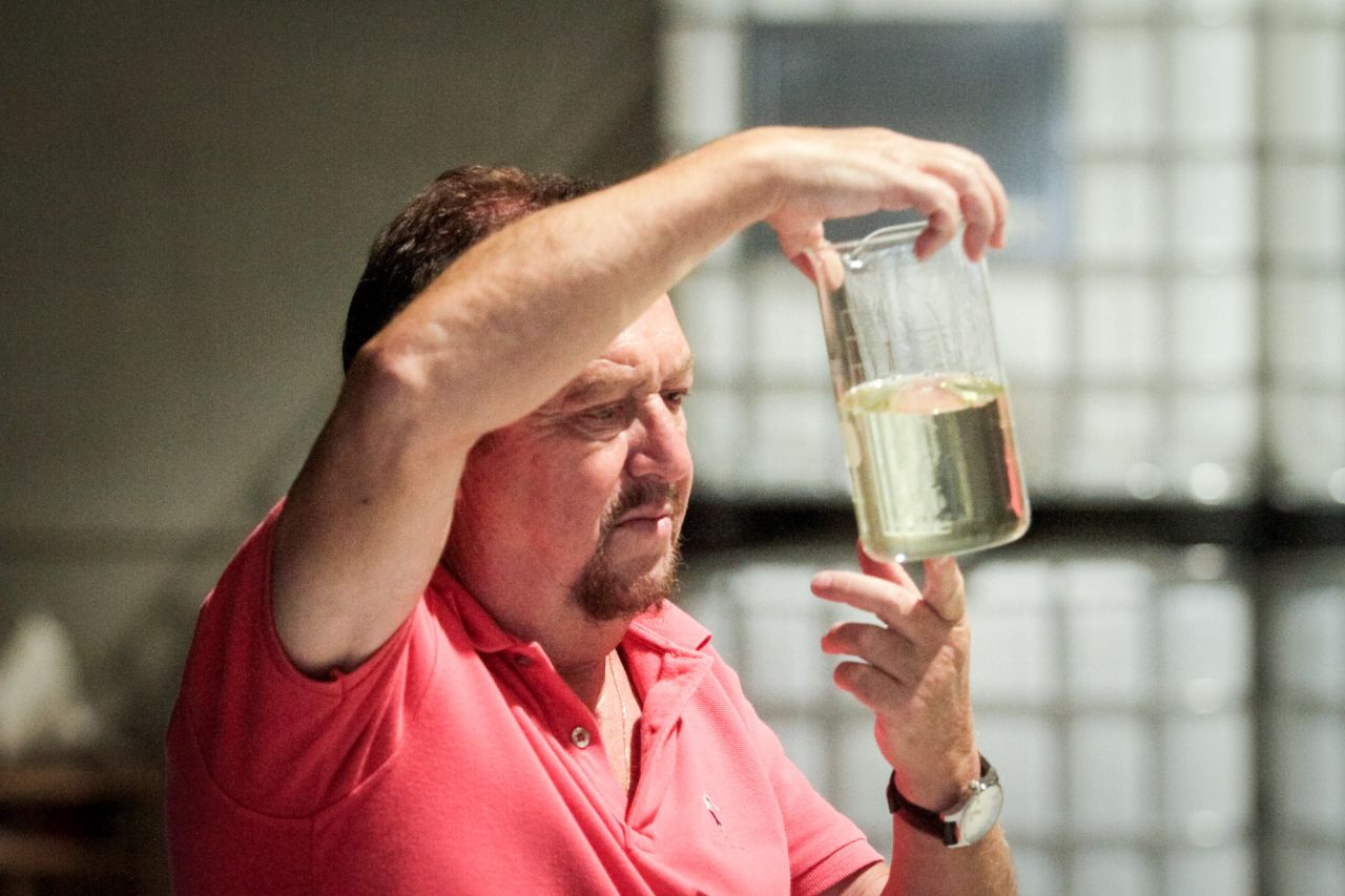 Emilio Valeros, perfumista y químico, observa la calidad de la esencia.