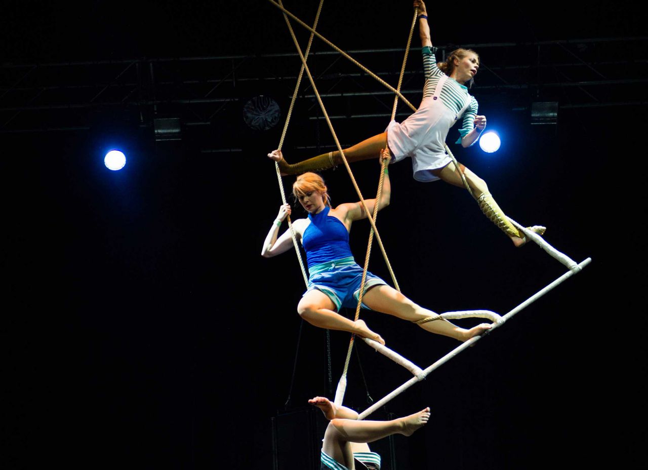 Once jóvenes artistas emergentes, provenientes de México, Finlandia, Francia, Italia, Argentina, Grecia y España, crearán una propuesta que combina disciplinas circenses y danza. Una nueva muestra de circo contemporáneo que profundiza en la relación entre la proeza física y las emociones.