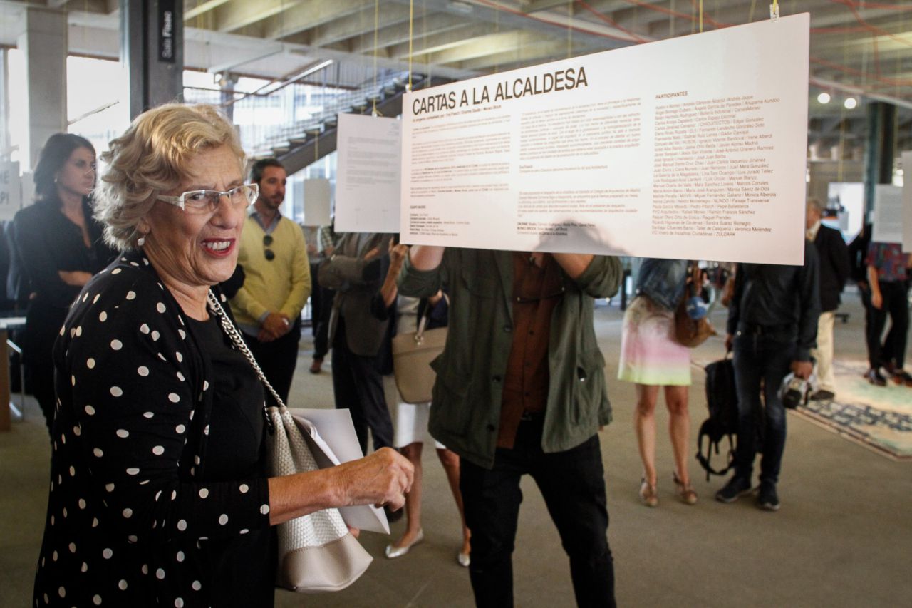 Manuela Carmena observa la exposición 'Cartas a la alcaldesa' de cartas dirigidas a alcaldes de diferentes ciudades por arquitectos.