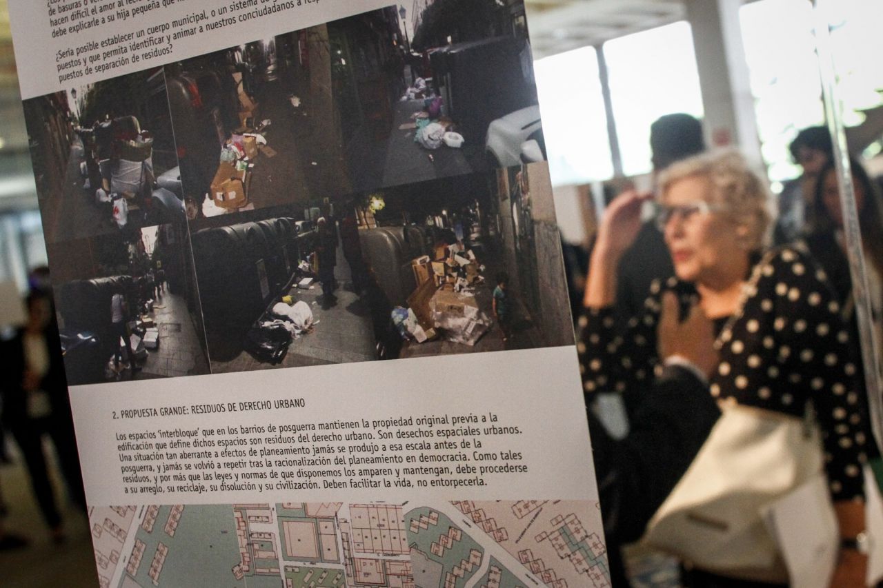 Manuela Carmena observa la exposición 'Cartas a la alcaldesa' de cartas dirigidas a alcaldes de diferentes ciudades por arquitectos.
