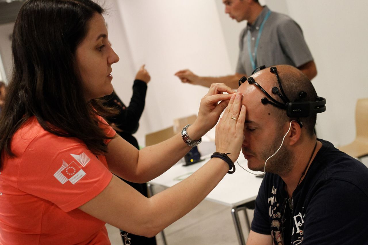 Varios investigadores presentan sus proyectos empresariales en la tercera planta de la Fundación Telefónica.