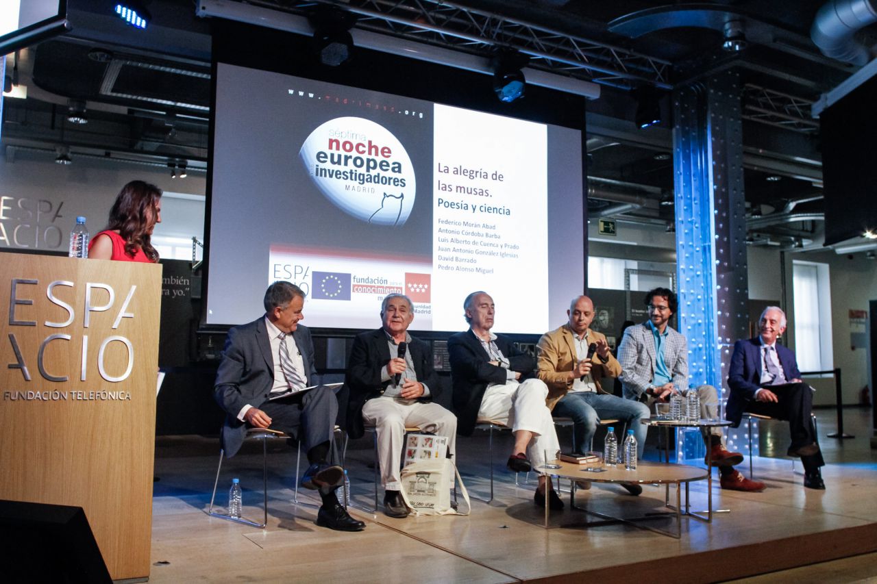 Encuentro entre poetas-científicos y el público en el que se ha reflexionado y debatido sobre la conexión existente entre poesía y ciencia.