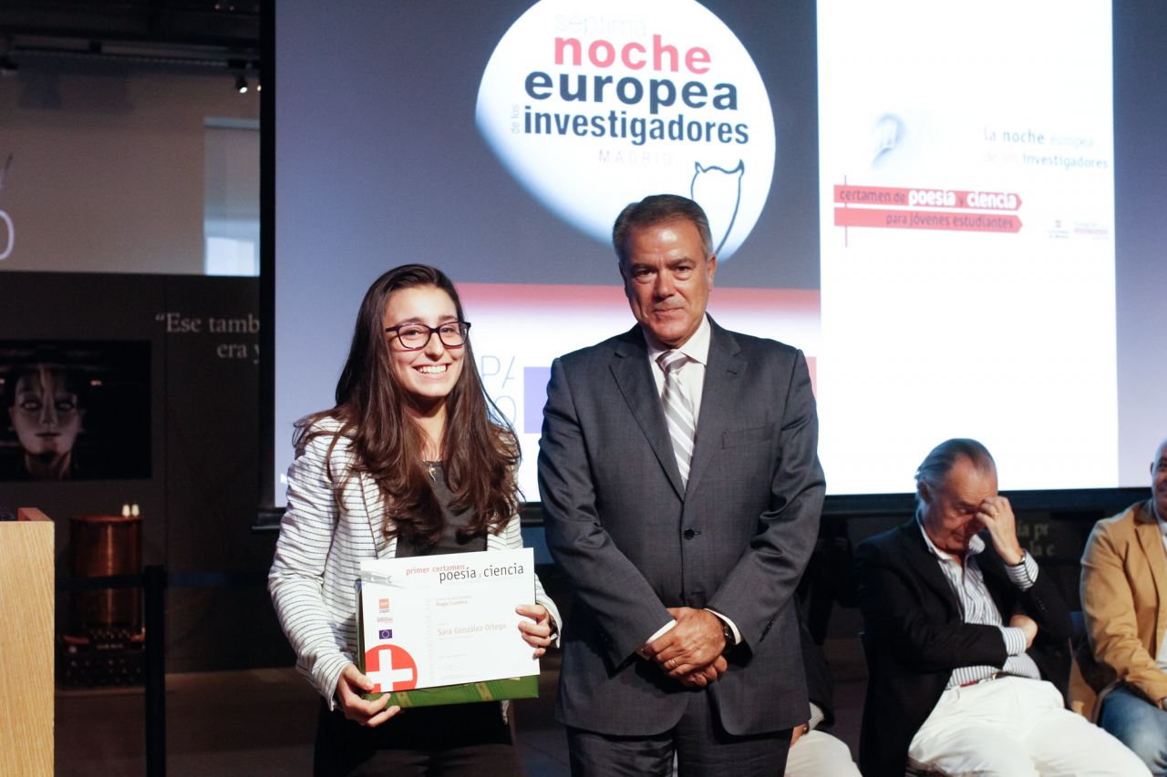 Entrega del premio del I Certamen de poesía y ciencia para jóvenes estudiantes de la Comunidad de Madrid que se ha celebrado durante los meses de mayo y junio de 2016.