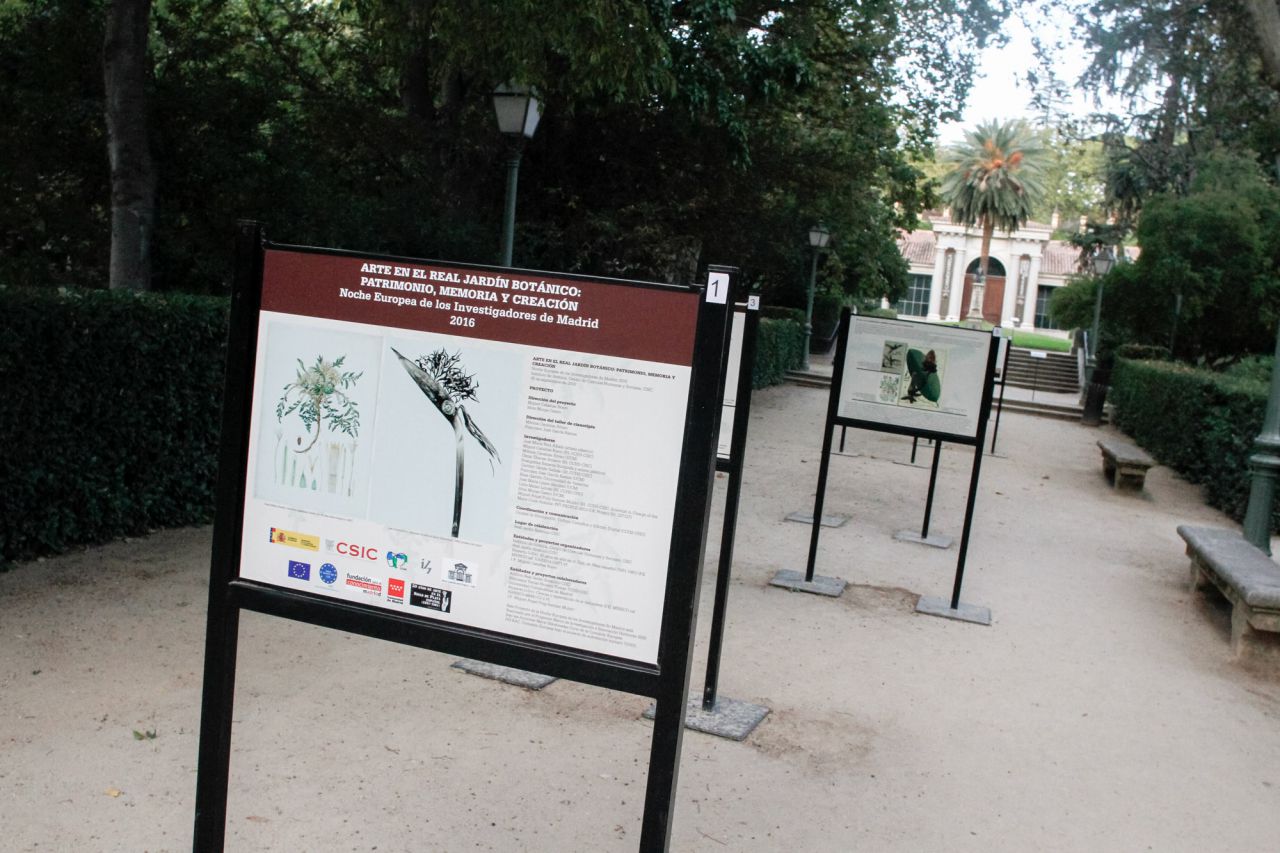 Exposición de 18 paneles de las obras más significativas de la relación entre el arte y la ciencia. Cada investigador/a ha propuesto una imagen representativa con un breve texto (unas líneas) en el Jardín Botánico.