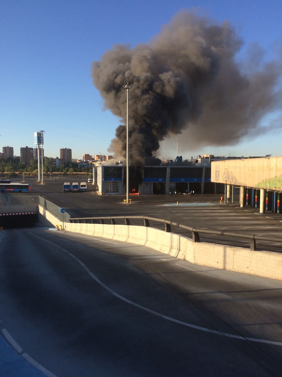Incendio de un autobús en las cocheras de Sanchinarro.