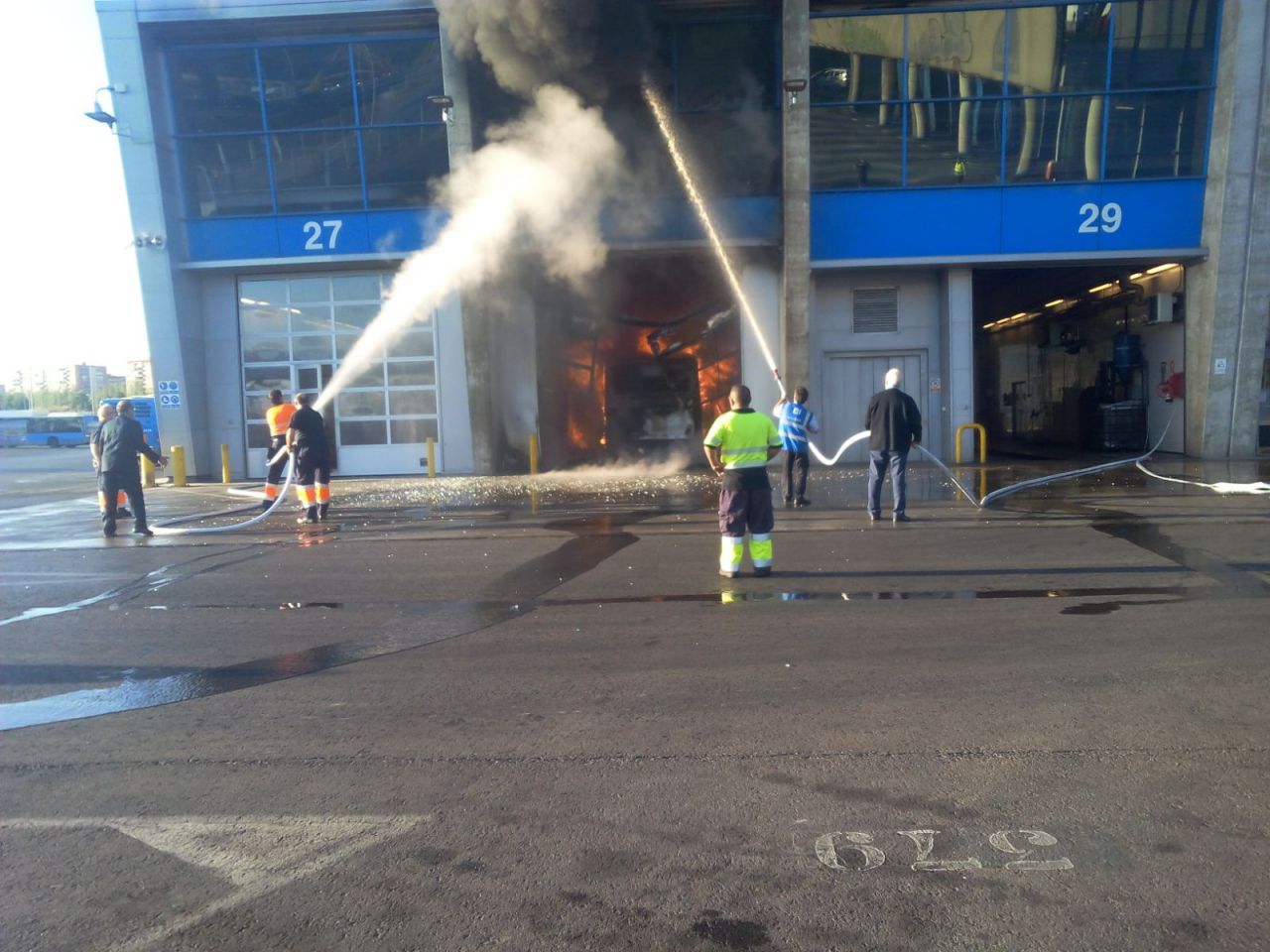 Incendio de un autobús en las cocheras de Sanchinarro.