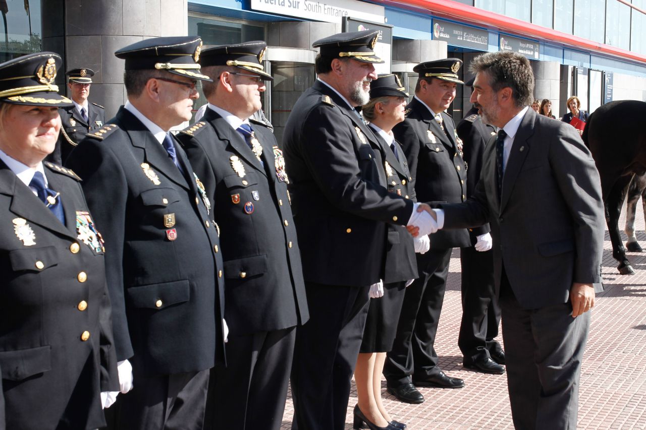 Ignacio Cosidó, director general de la Policía, saluda a las autoridades policiales.