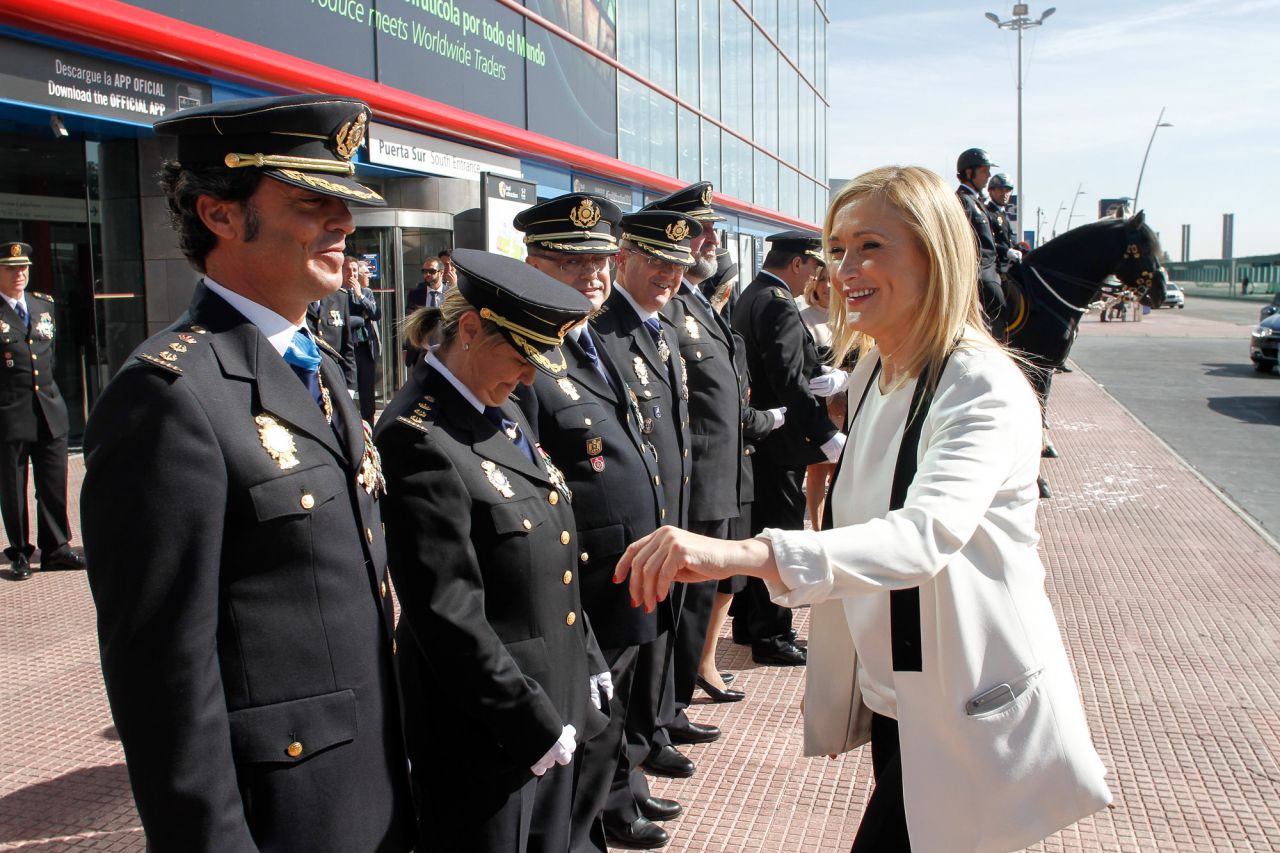Critina Cifuentes, presidenta de la Comunidad de Madrid, saluda a las autoridades policiales.