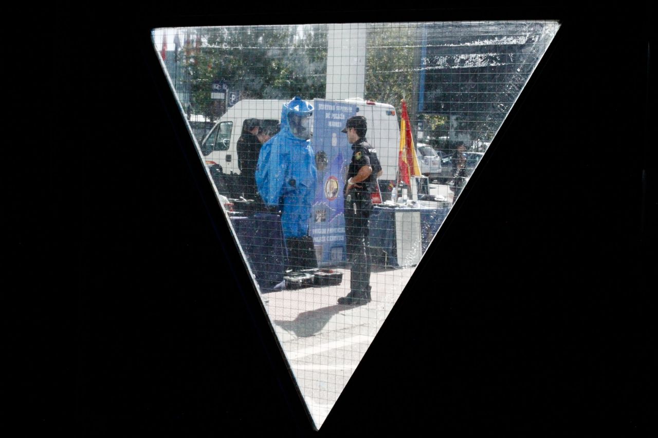 Un policía nacional inspecciona un traje de los artificieros.