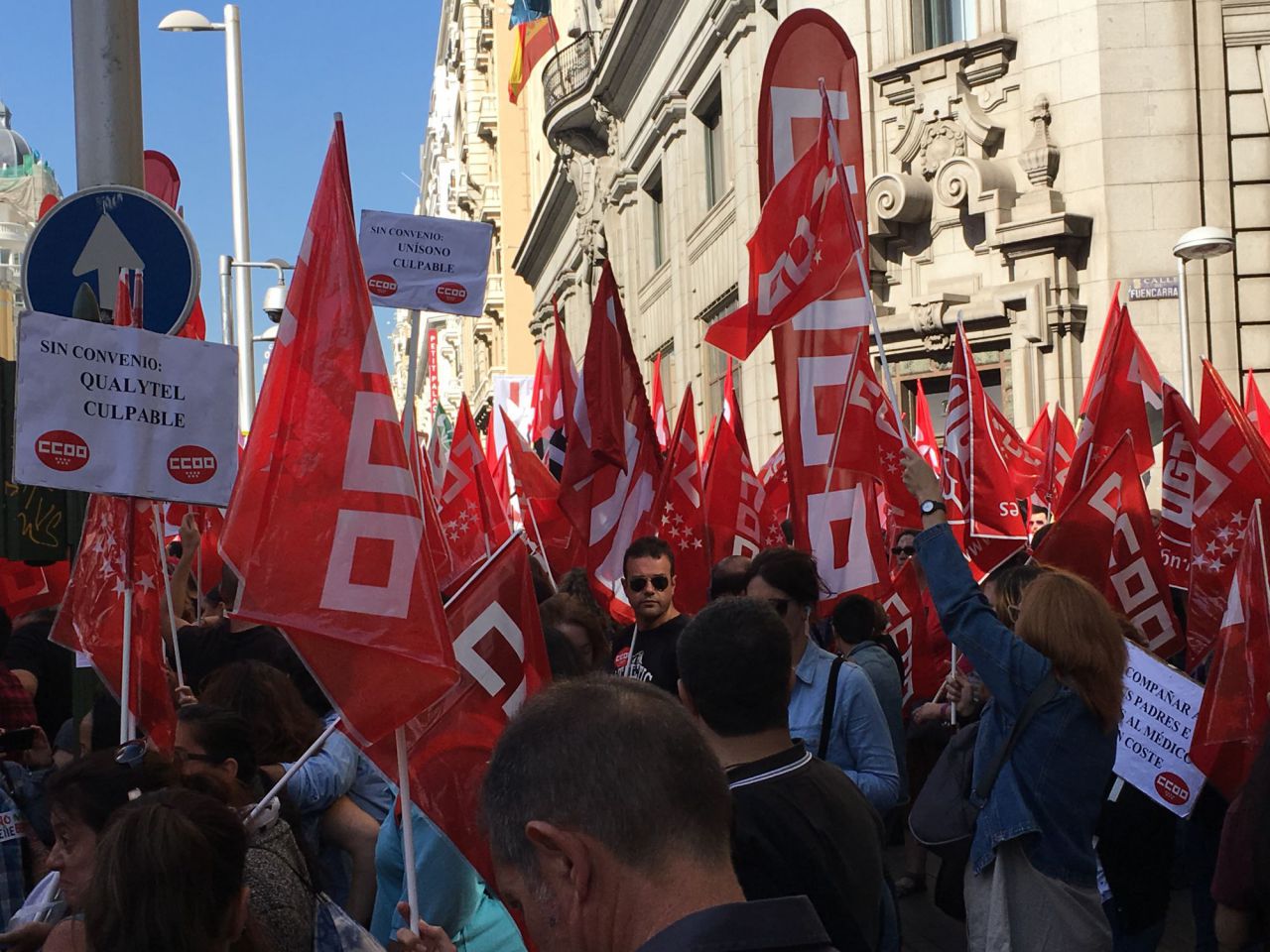 Cientos de personas se manifiestan para pedir un "convenio colectivo justo".