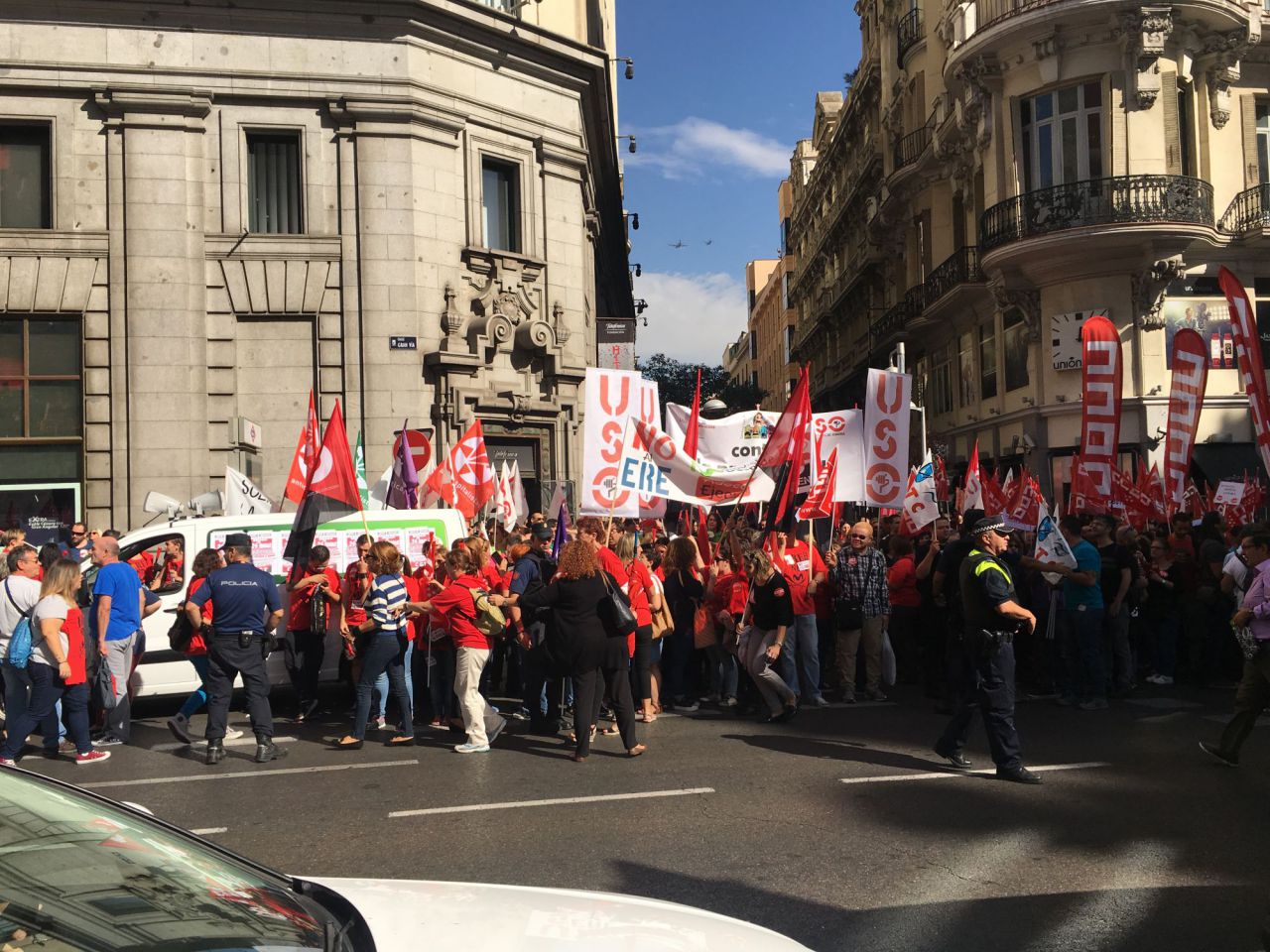 Cientos de personas se manifiestan para pedir un "convenio colectivo justo".