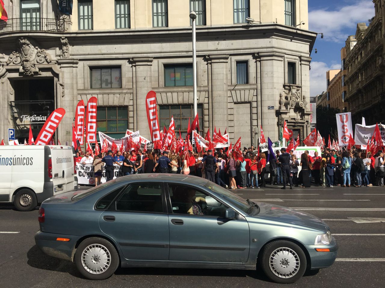 Cientos de personas se manifiestan para pedir un "convenio colectivo justo".