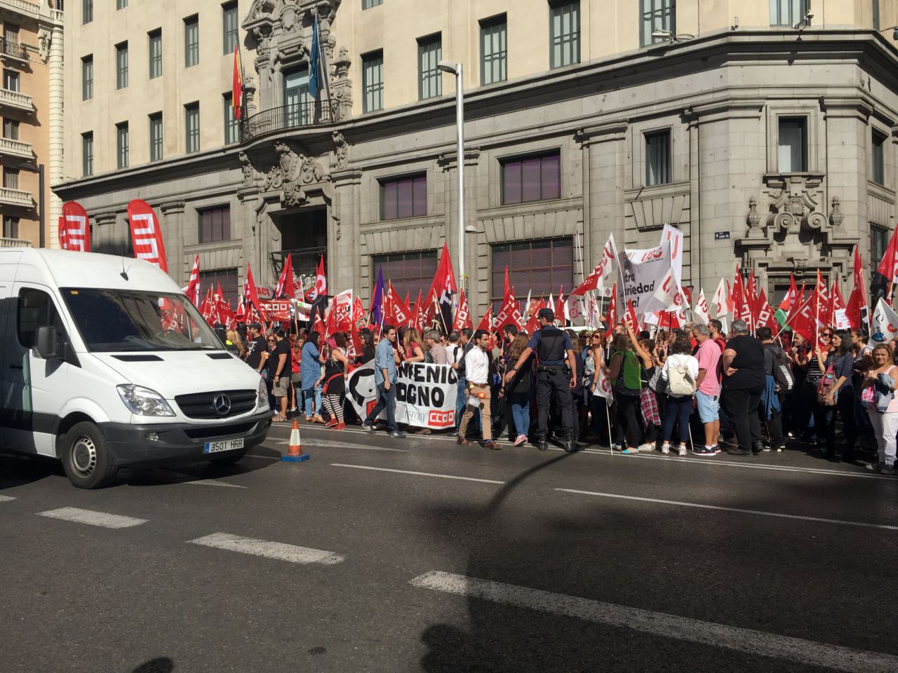 Cientos de personas se manifiestan para pedir un "convenio colectivo justo".