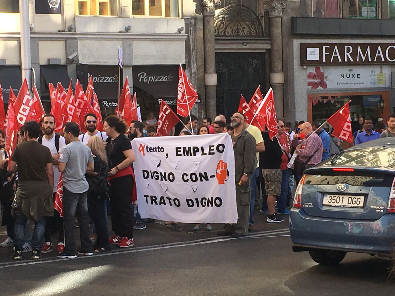Cientos de personas se manifiestan para pedir un "convenio colectivo justo".