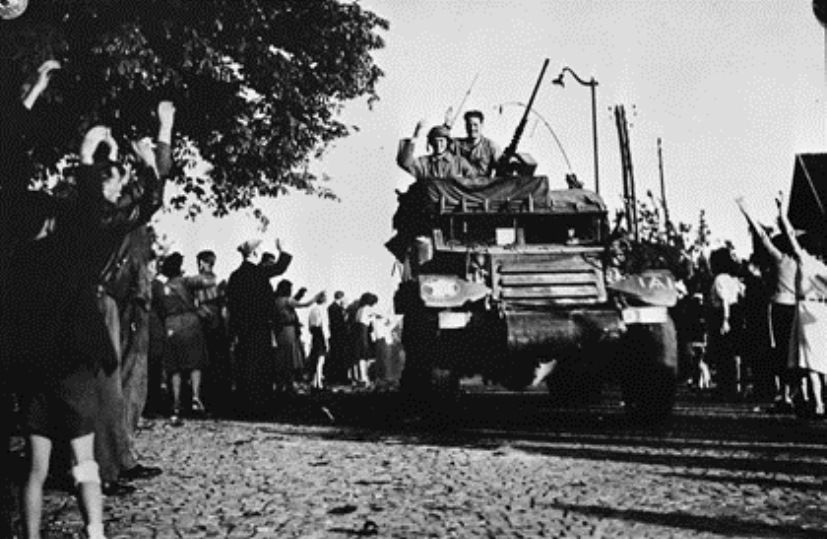 Antes de un duro enfrentamiento en Massy Morangis, los franceses saludan a los carros de combate.