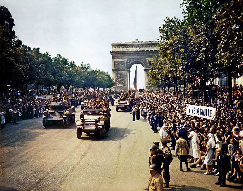 La división Leclerc desfila por los Campos Elíseos de París