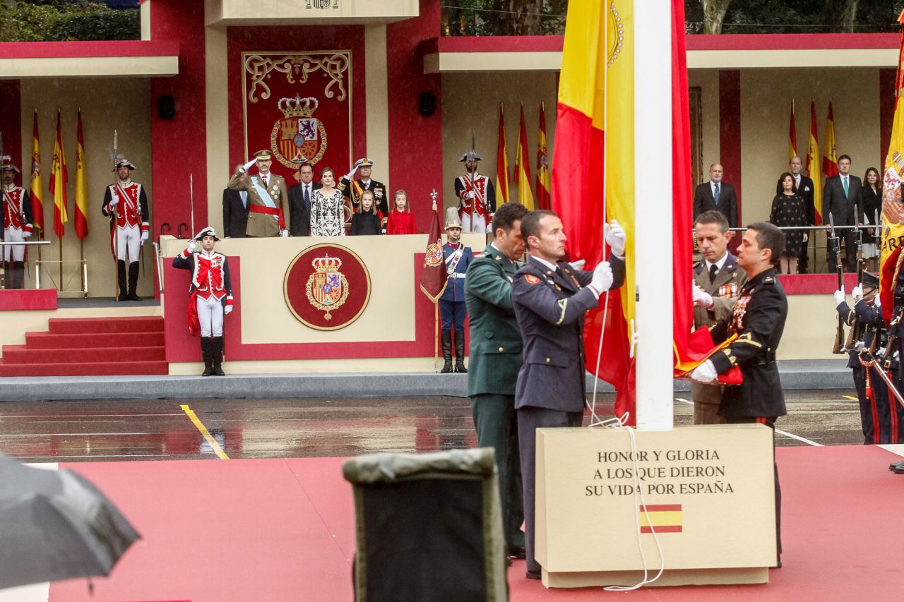 Los Reyes, al fondo, tras el izado de la bandera