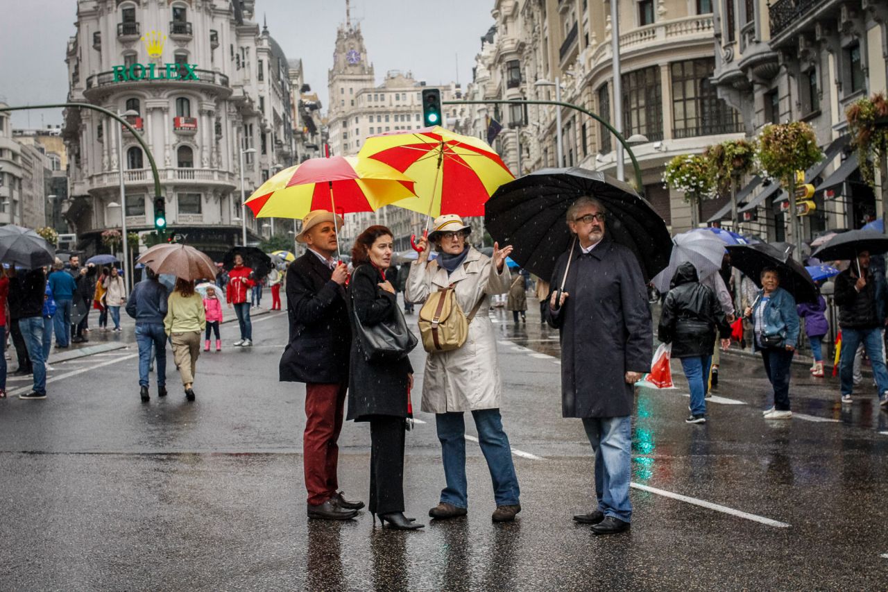 Varios asistentes al desfile en la Gran Vía.
