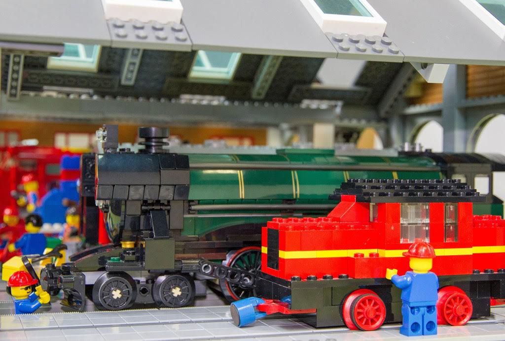 La exposición incluye varias secciones diferentes con modelos Lego de todas clases, desde naves espaciales de la popular serie Star Wars hasta edificios singulares, secuencias de películas como Jurassic World y una amplia muestra de los modelos ferroviarios comercializados por Lego desde 1966. 