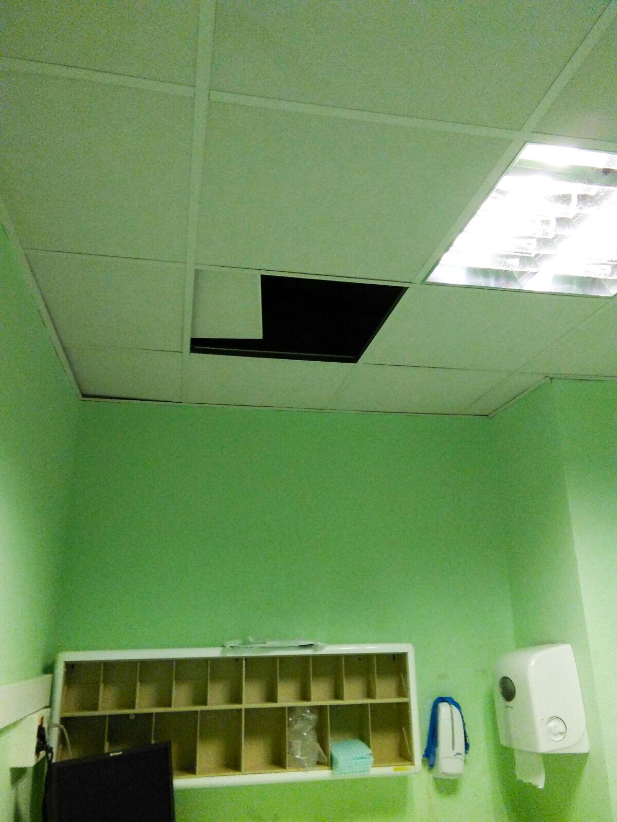 Desprendimineto en un falso techo