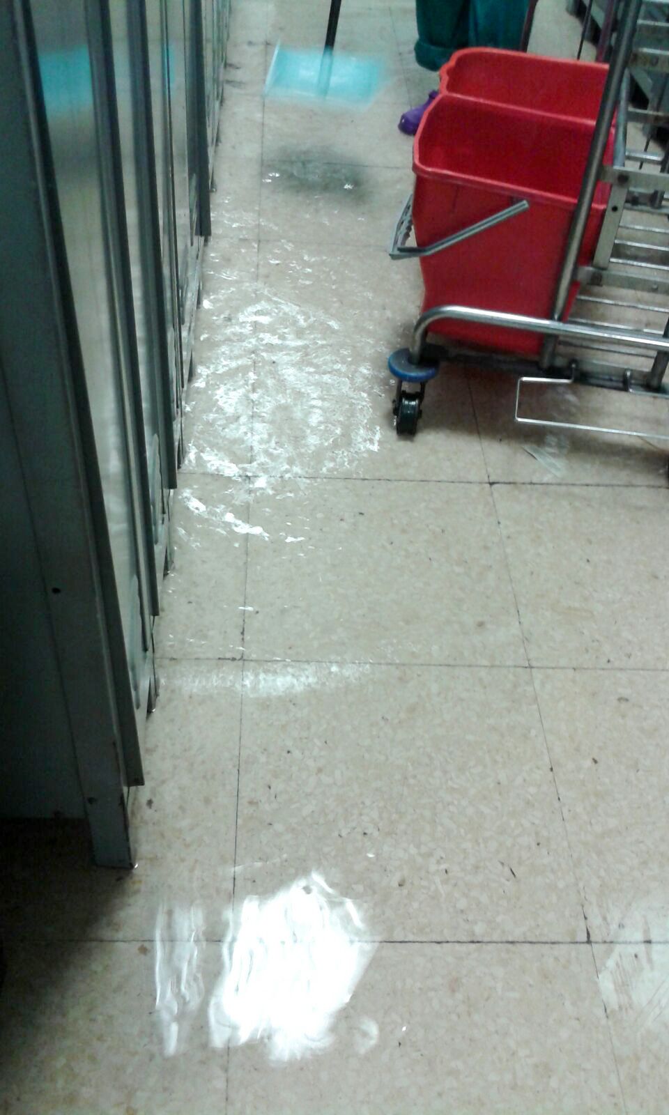 Inundación por gotera de uno de los vestuarios del hospital.