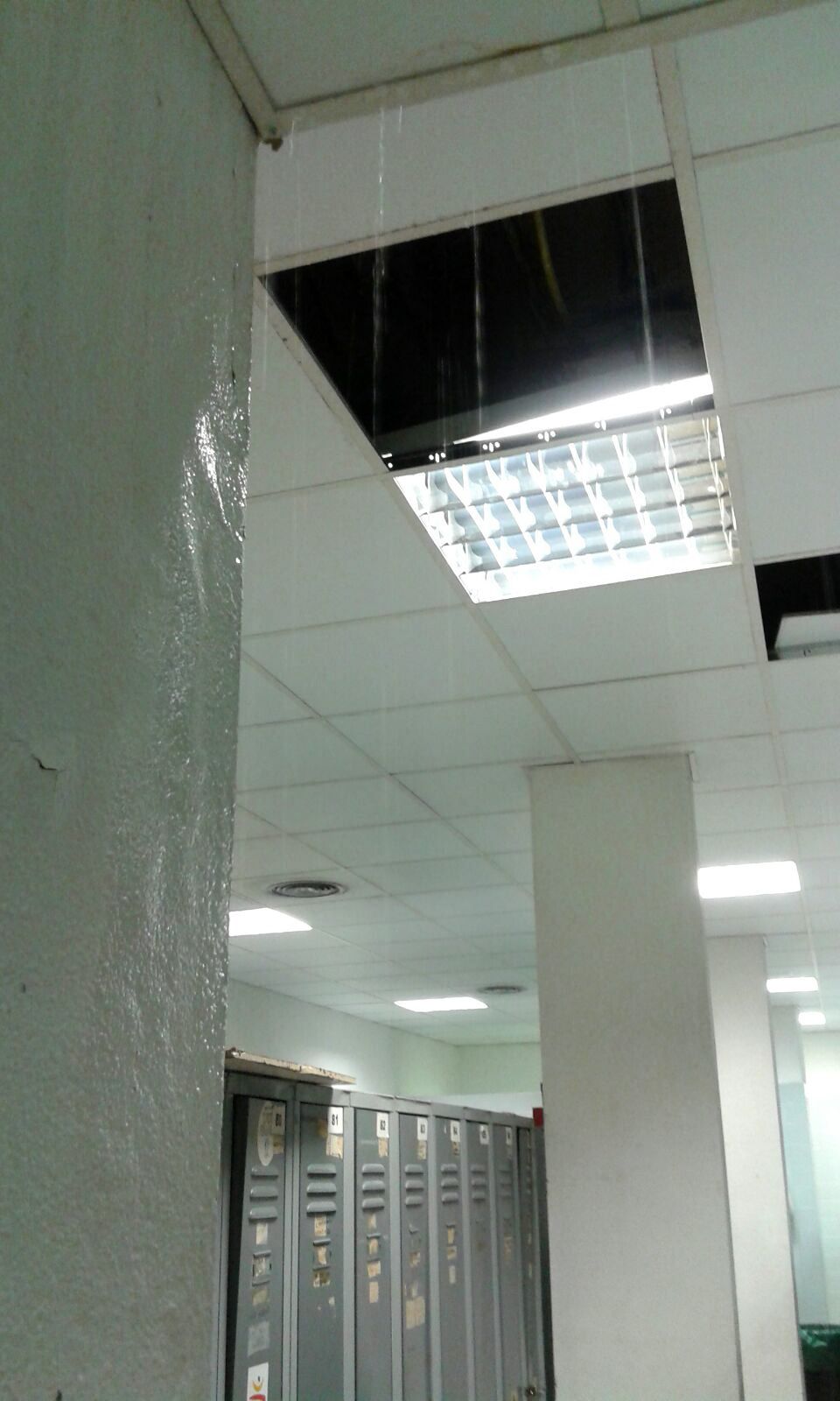 Inundación por gotera de uno de los vestuarios del hospital.