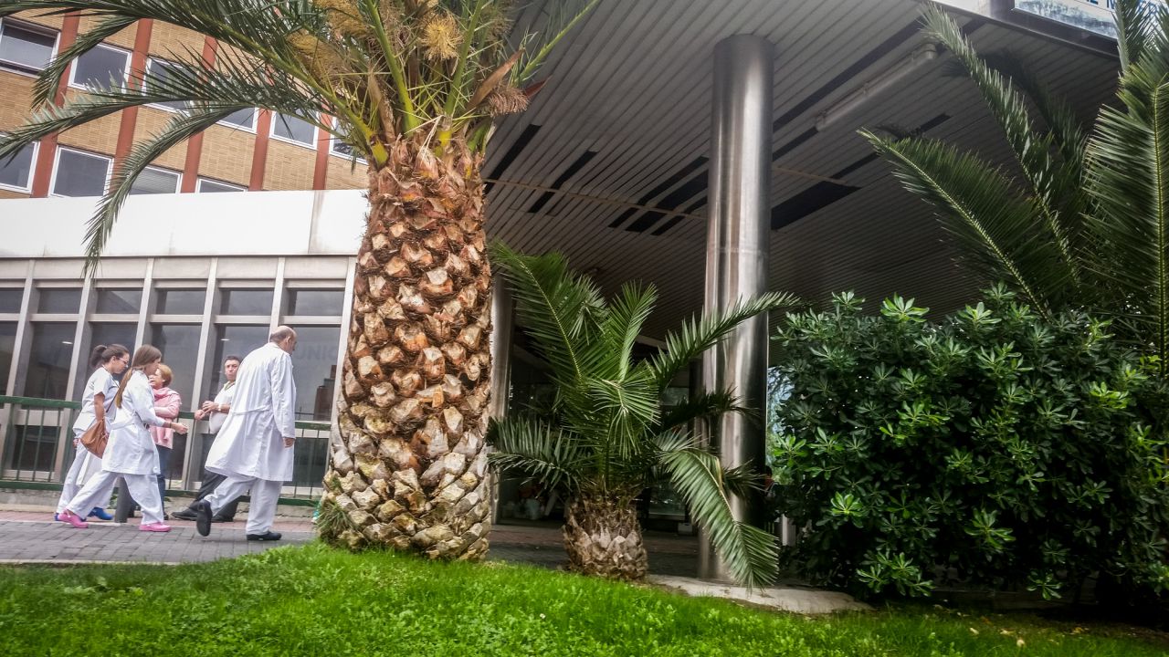 Desperfectos en el falso techo de la entrada de la maternidad del hospital 12 de Octubre.