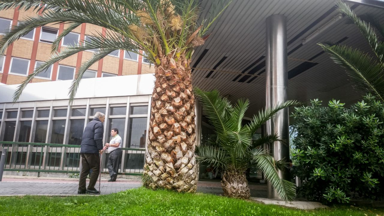 Desperfectos en el falso techo de la entrada de la maternidad del hospital 12 de Octubre.