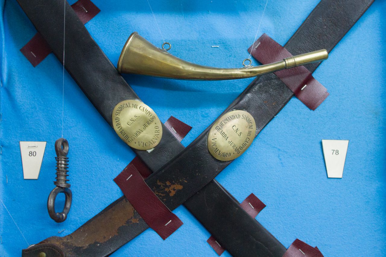 Cintas y guarniciones de guardia jurado del campo.